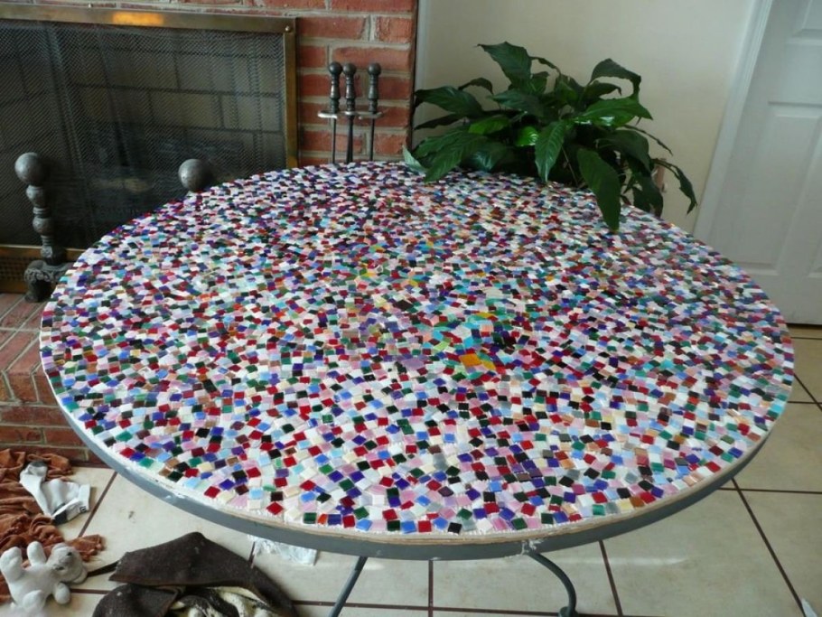 Декорируем стол мозаикой