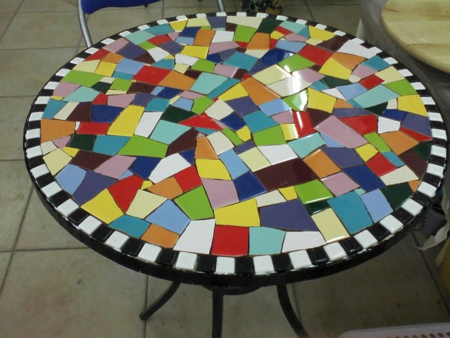 Декор стола битой плиткой