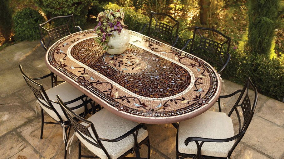Стол из мозаичной плитки