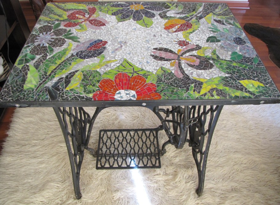 Стол мозаика из скорлупы