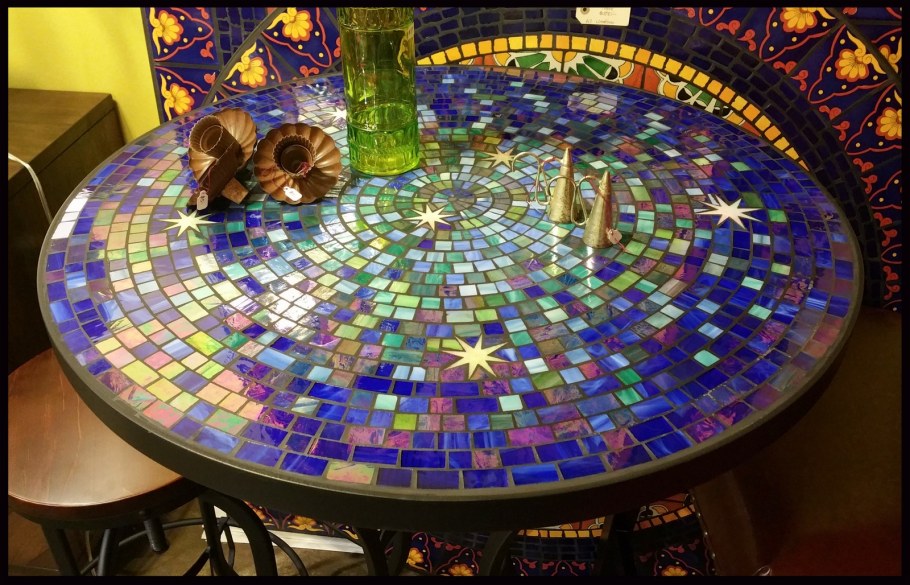 Стол из зеркальной мозаики