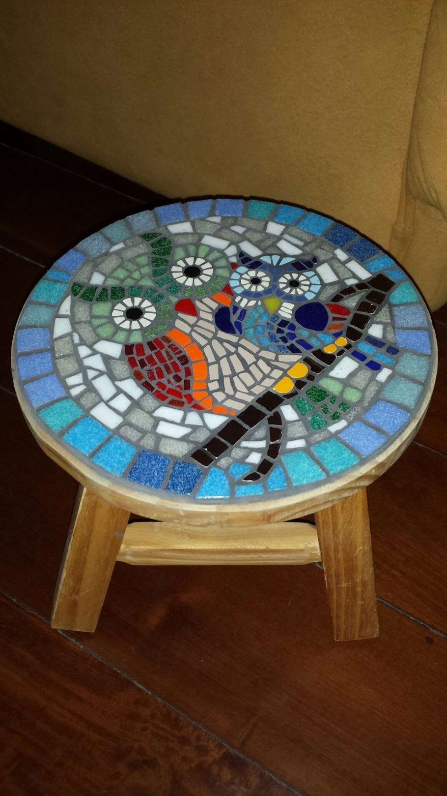 Деревянный стол с мозаикой