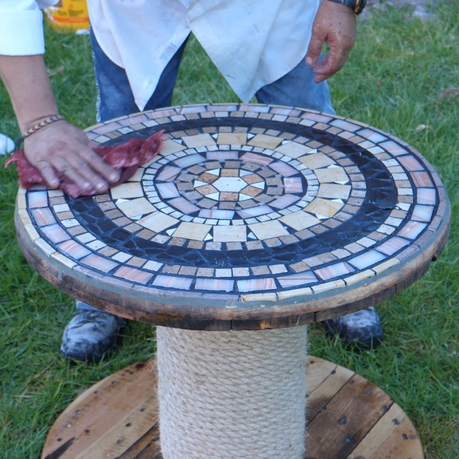 Стол из кабельной катушки с мозаикой