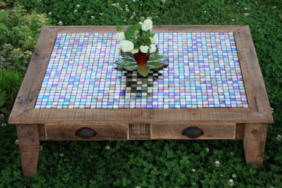 Деревянный стол с мозаикой