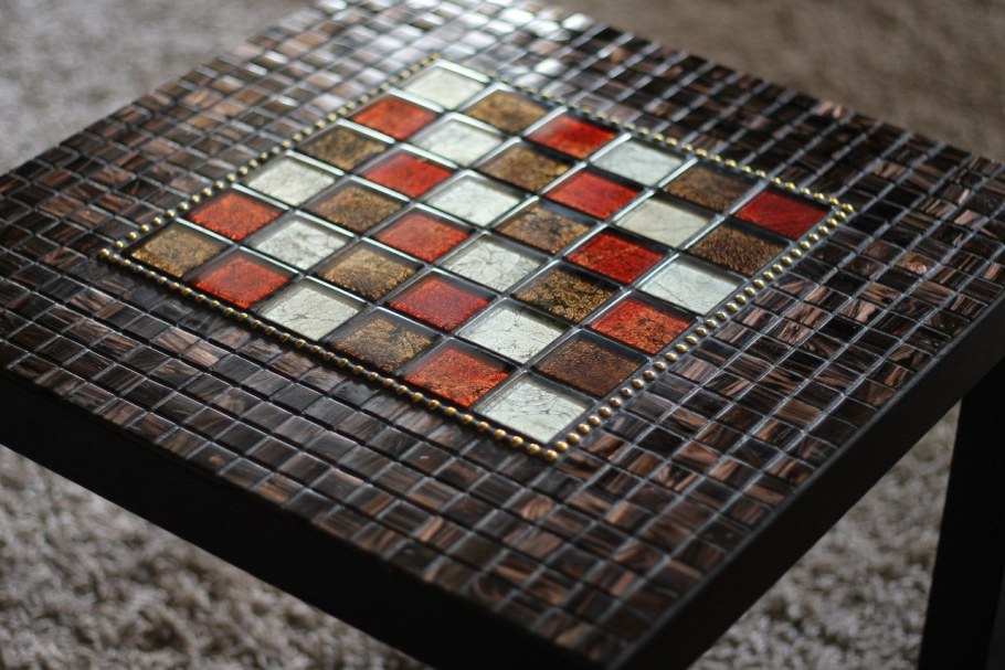 Декор стола плиткой