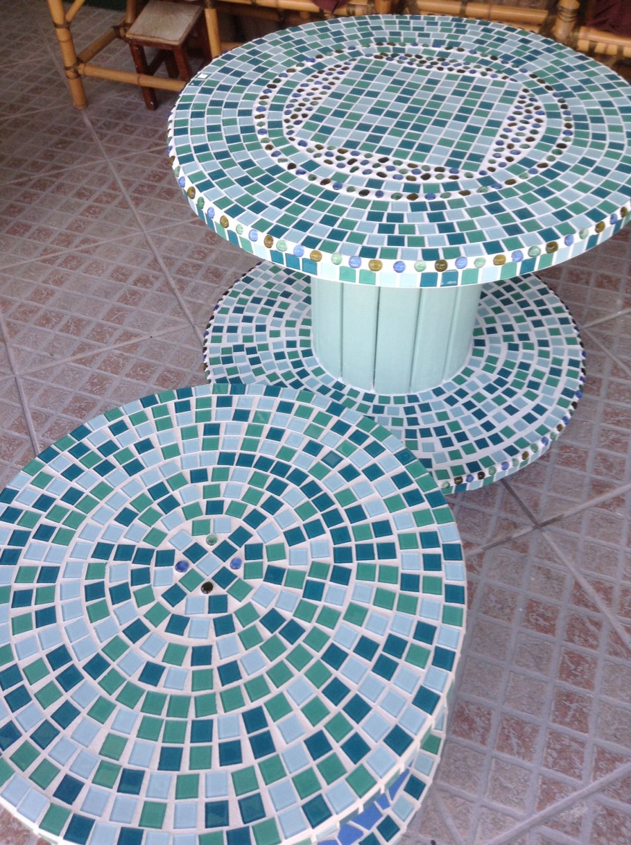 Декор стола плиткой мозаикой