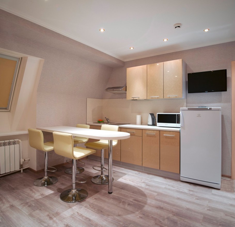 Интерьер гостиничного номера с кухней