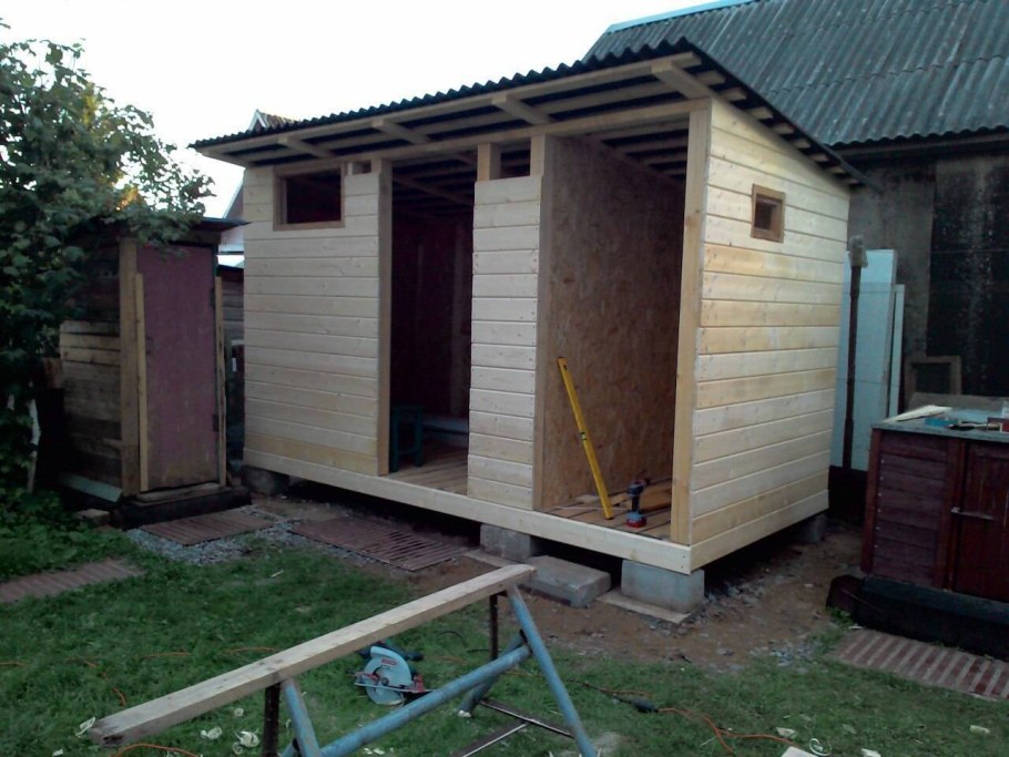 Сарай с туалетом для дачи