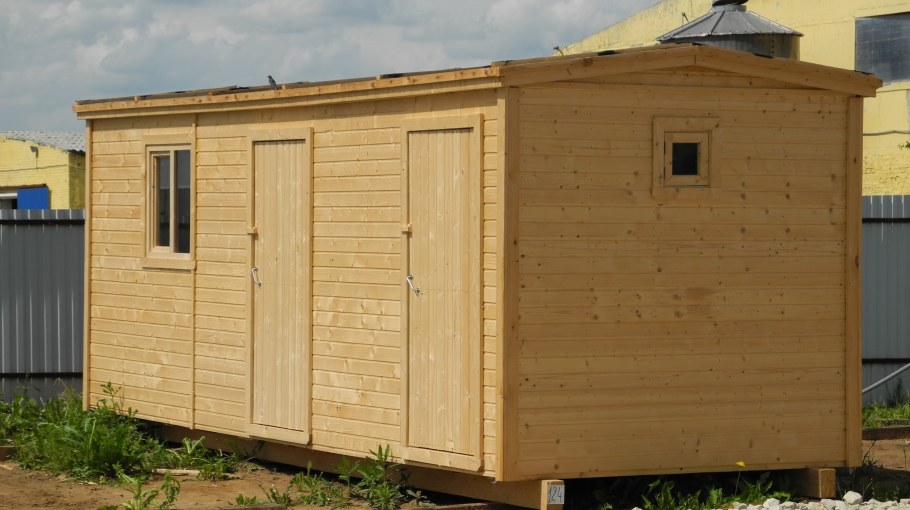 Туалет душ и сарай под одной крышей для дачи