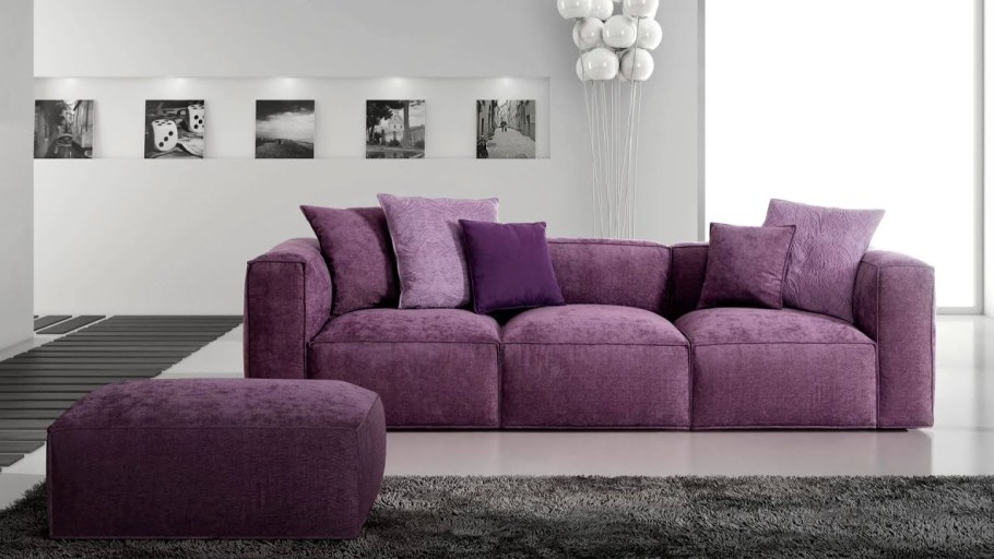 Фиолетовый диван в гостиной