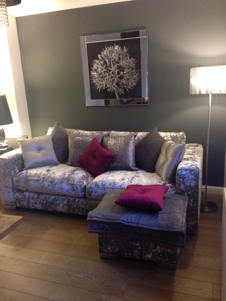 Коричневый диван с сиреневыми подушками