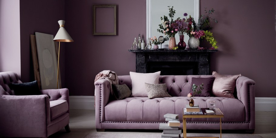 Черничный диван в интерьере