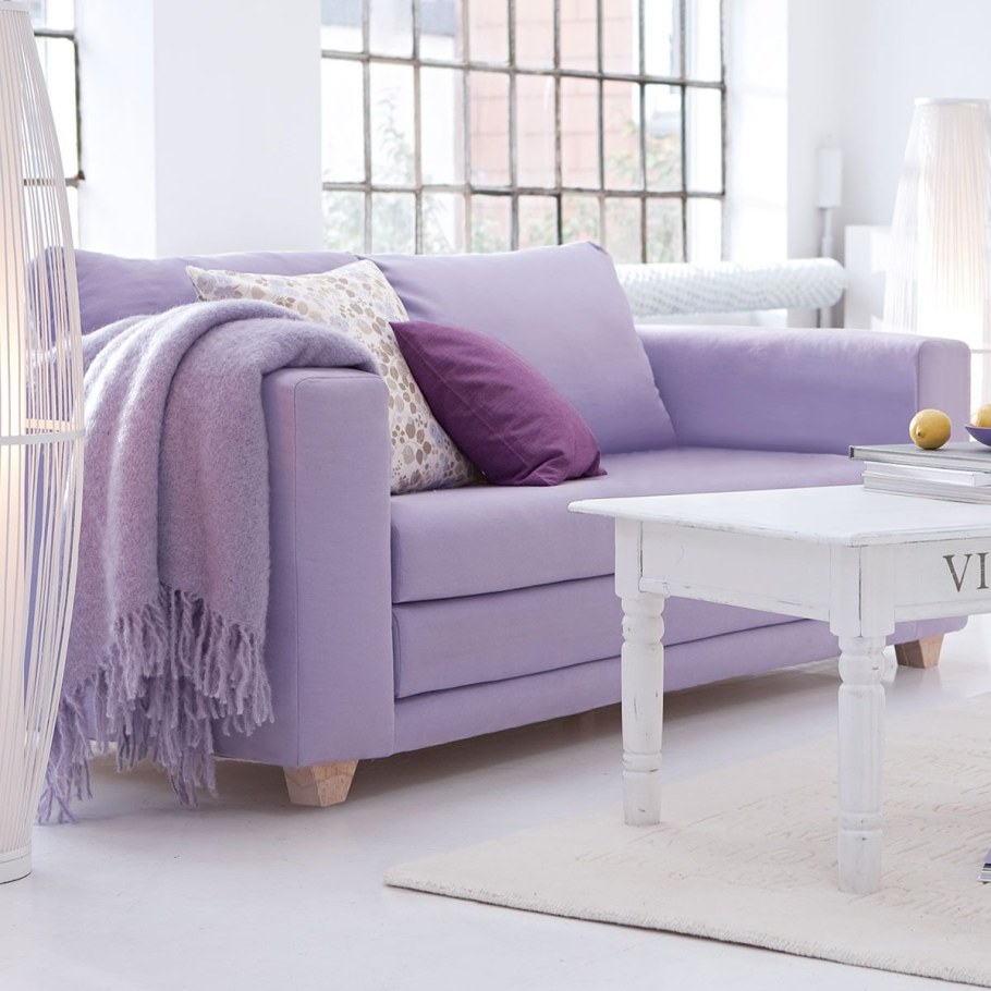 Фиолетовый диван в интерьере