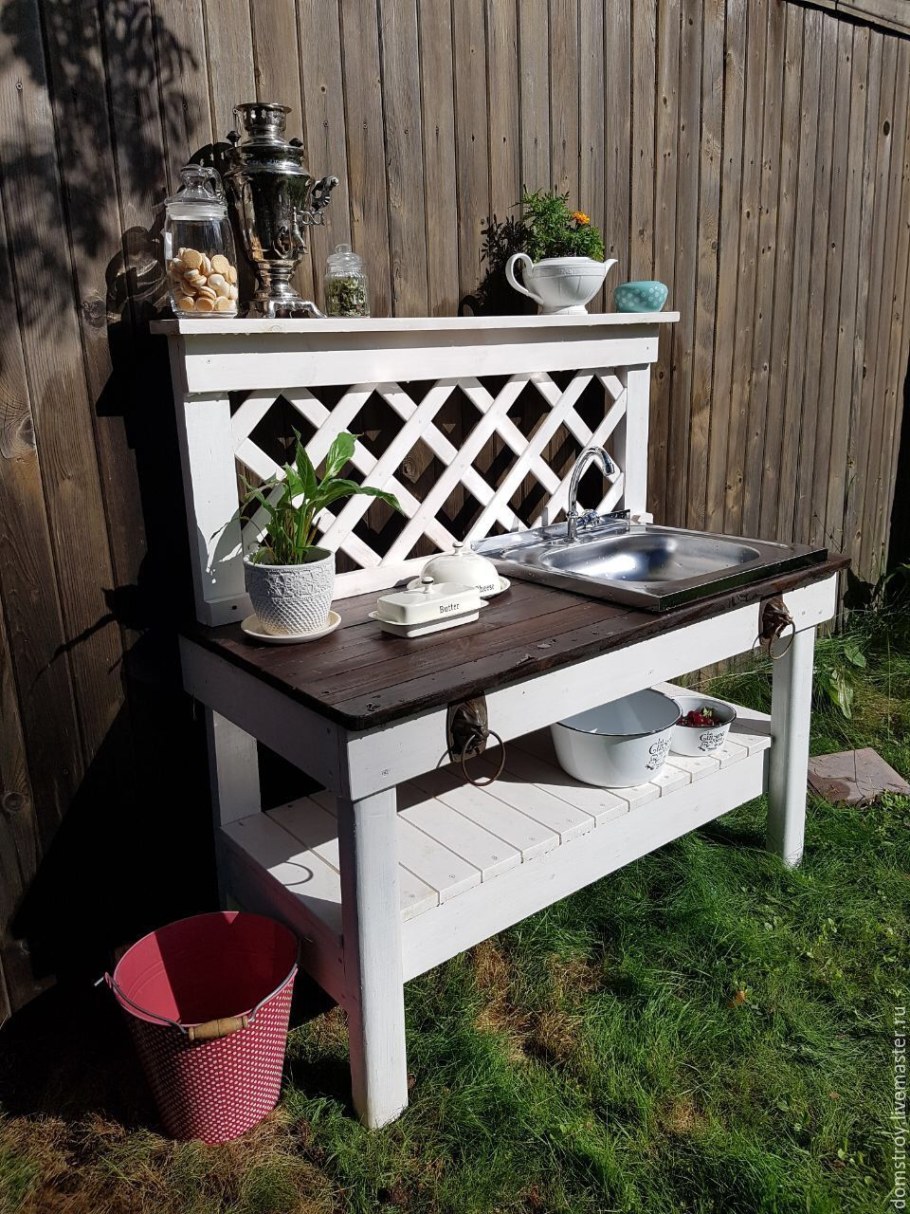 Деревянный умывальник для дачи