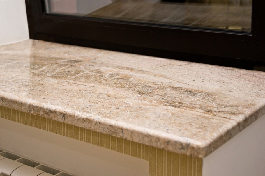 Каменный подоконник