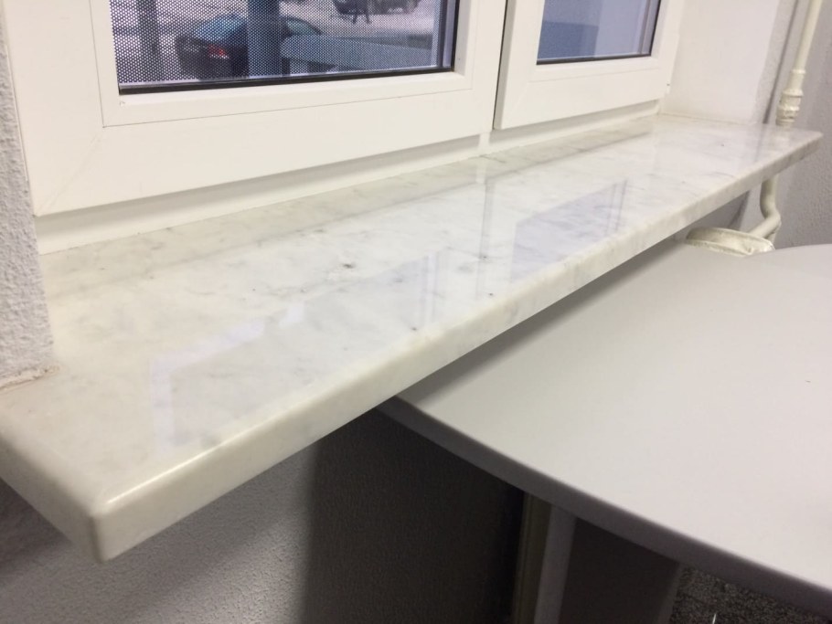 Мраморный подоконник