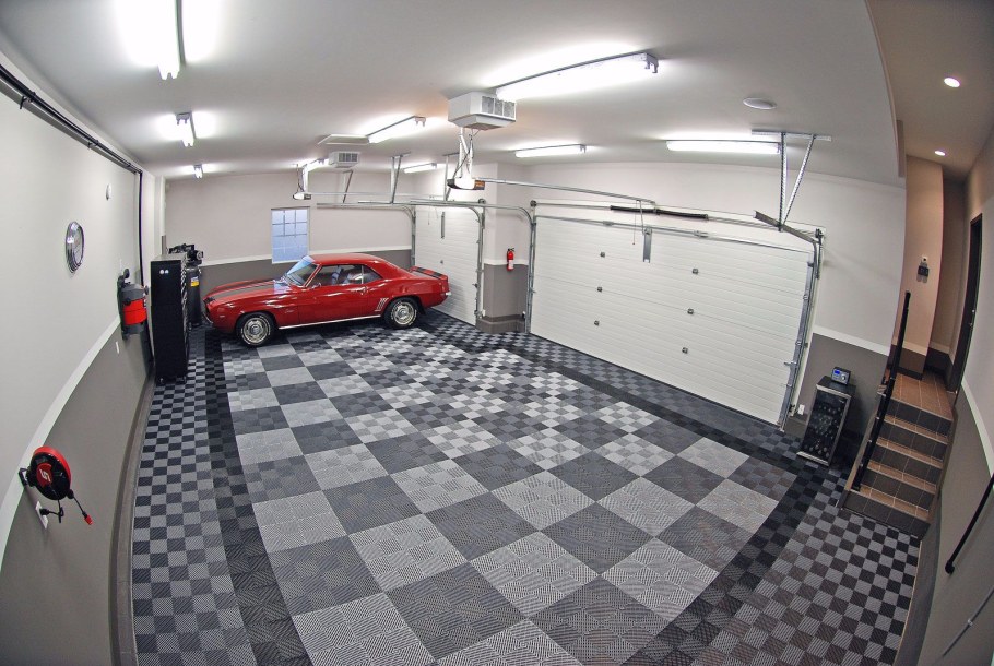 Тёмный интерьер в гараже