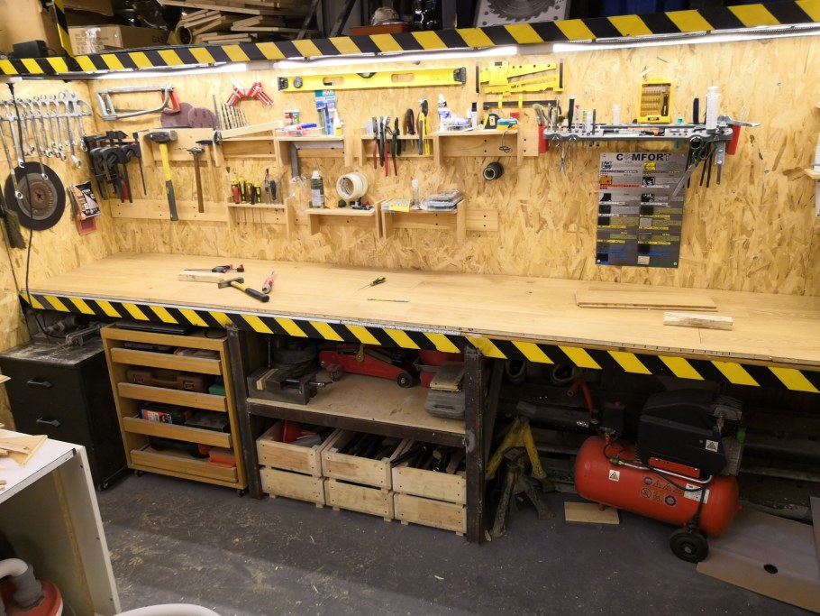 Интерьер гаража