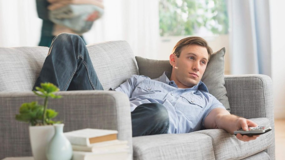 Мужчина лежит на диване