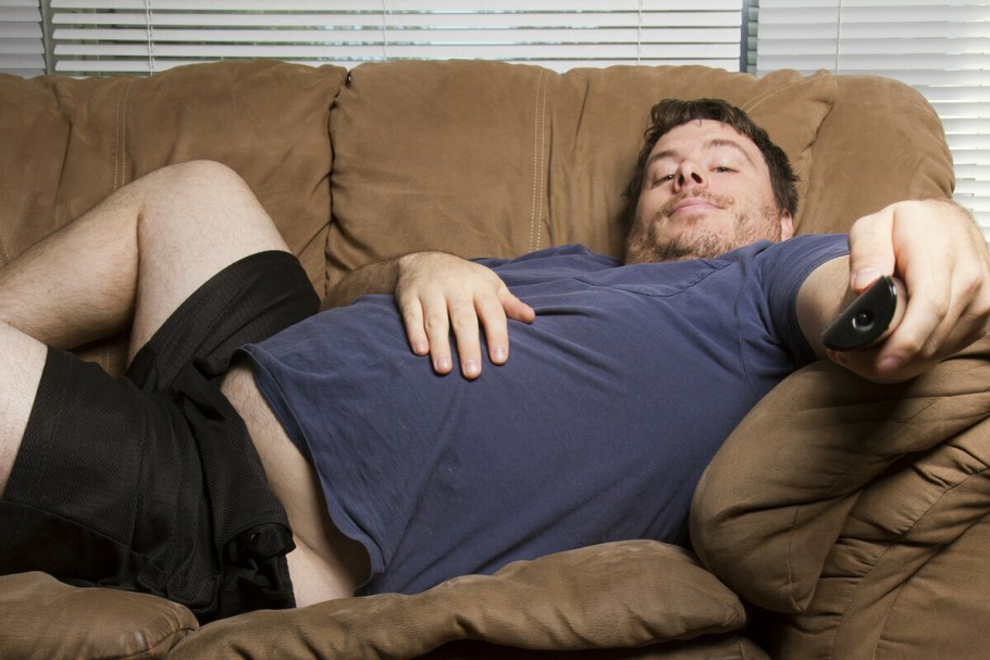 Мужчина на диване