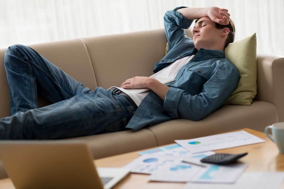 Человек лежит на диване