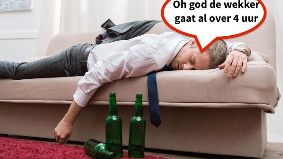 Парень спит на диване