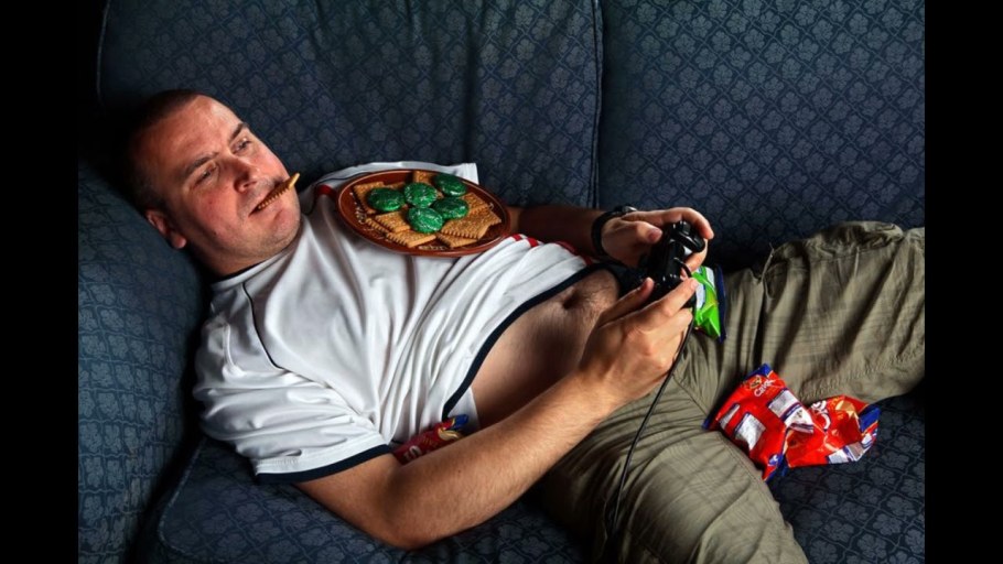 Толстый мужчина на диване