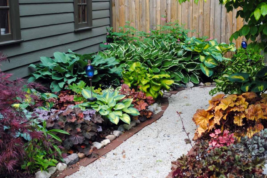 Ландшафт вдоль забора