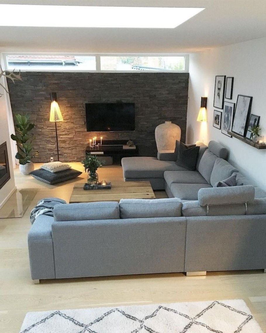 Гостиная с большим диваном