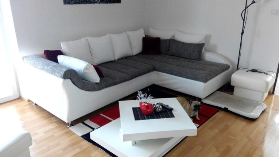 Зал с диваном посередине