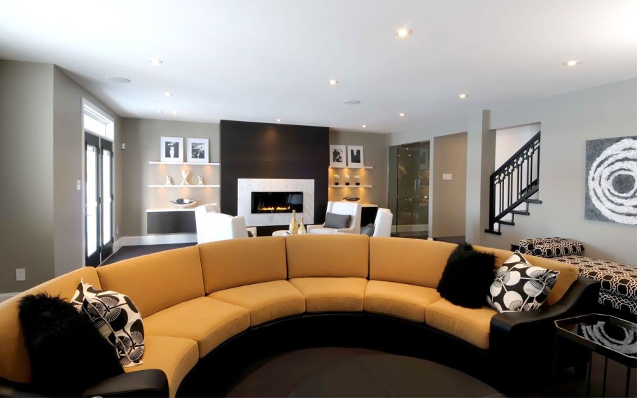 Гостиная с диваном в центре