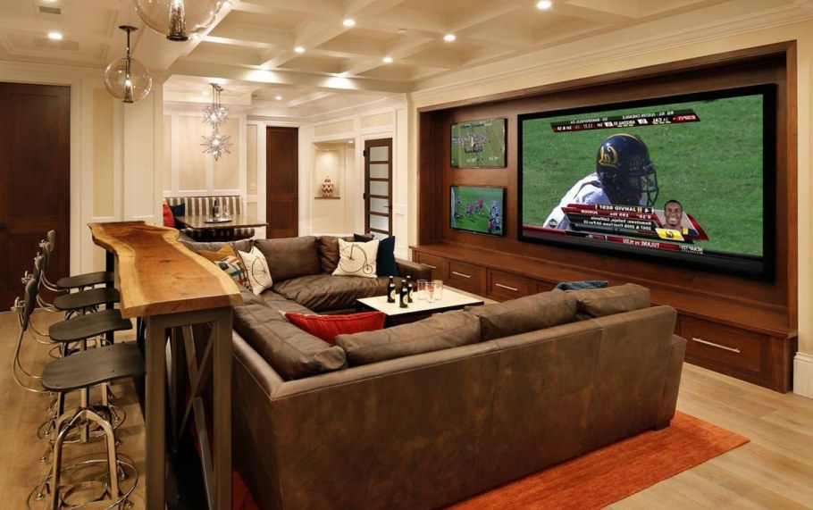 Диван посередине комнаты