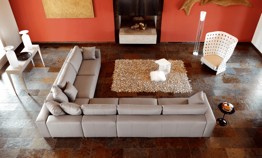 Диван в середине комнаты