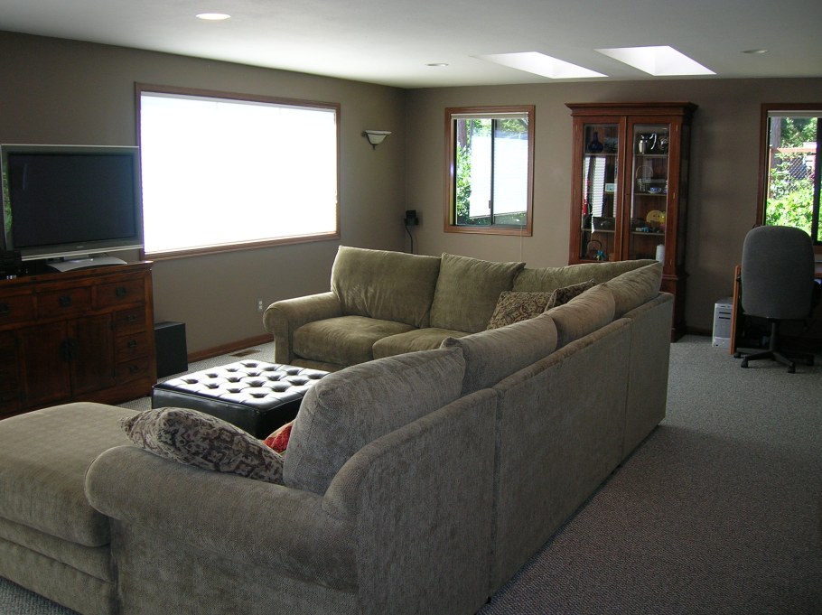 Современная гостиная с большим диваном