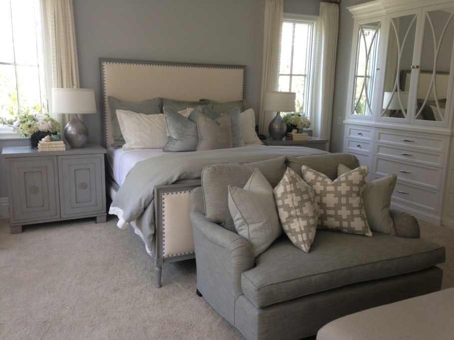 Угловой диван в небольшой комнате