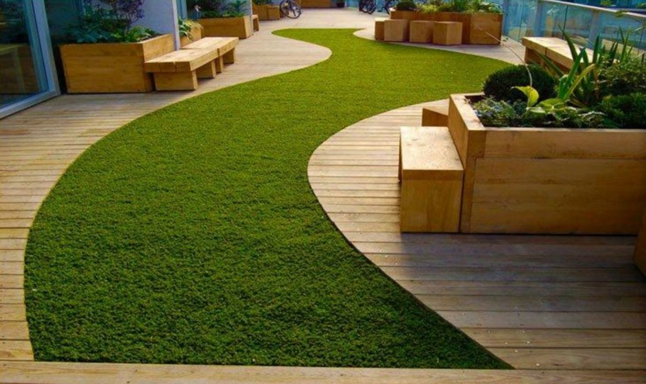 Искусственный газон в ландшафте