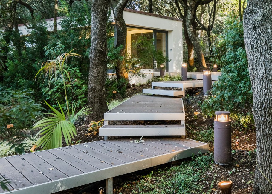 Деревянные дорожки в саду