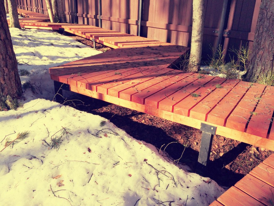 Деревянный настил дорожка