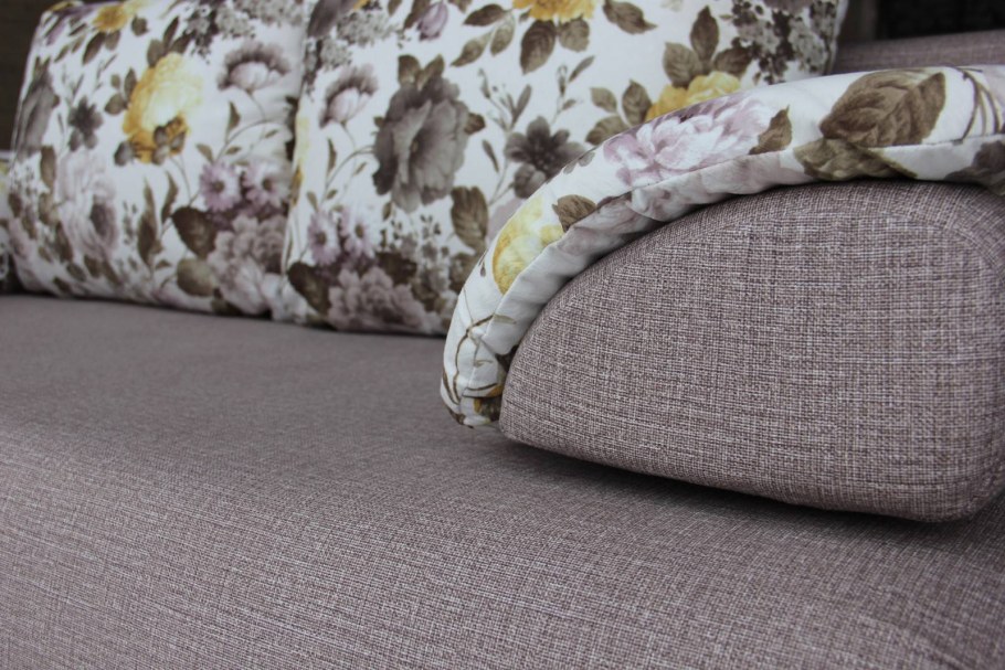 Диван с геометрическим принтом