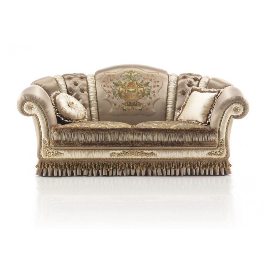 Пара на диване в обнимку