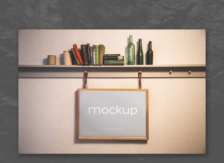 Картина в рамке на стене