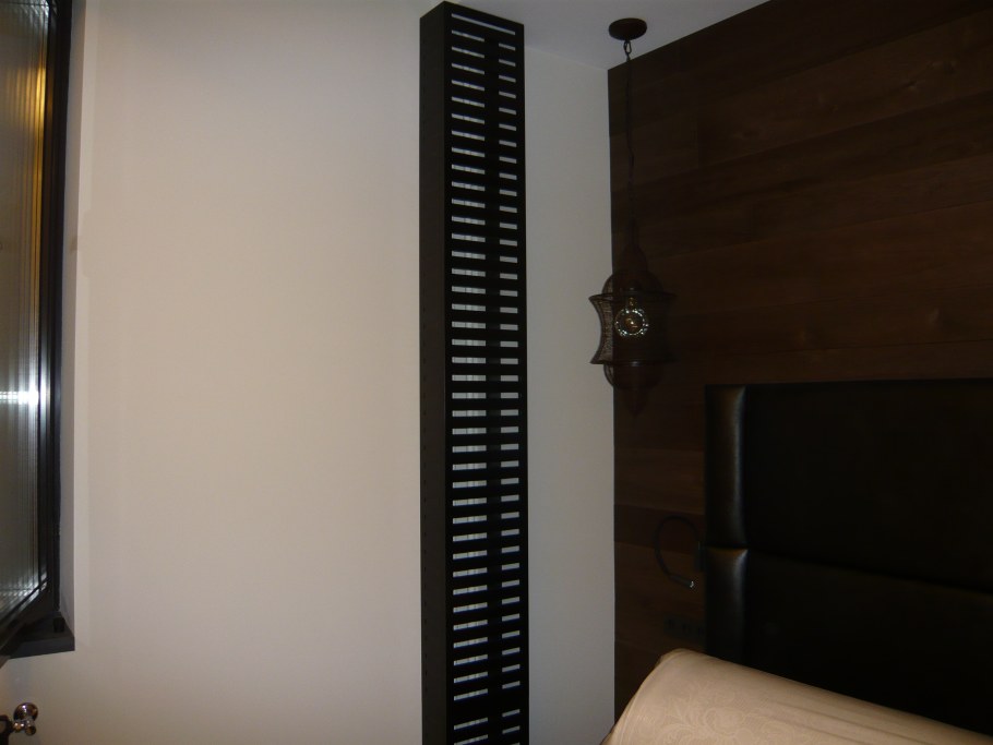 Экран для батареи с полками