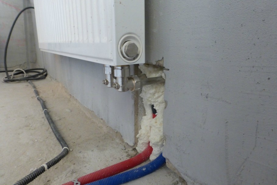 Подводка батареи снизу из стены