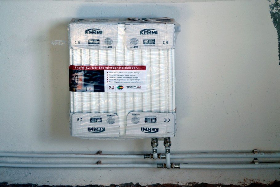 Монтаж радиатора Керми с нижним подключением на полипропилен