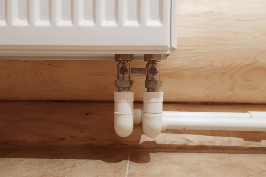 Нижняя подводка к радиатору отопления