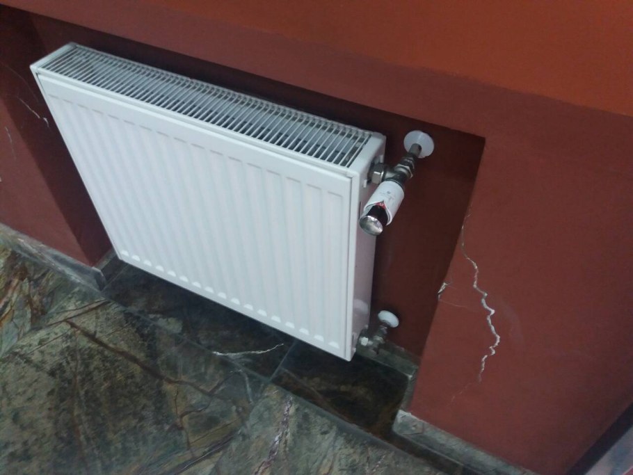 Радиатор отопления из стены