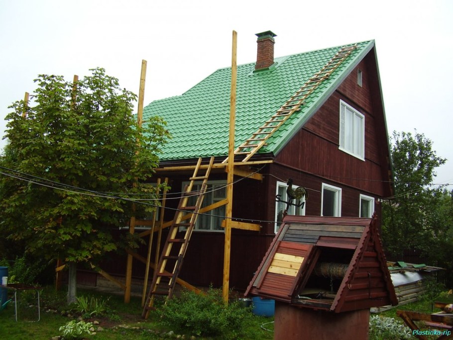 Дачный дом с зеленой крышей