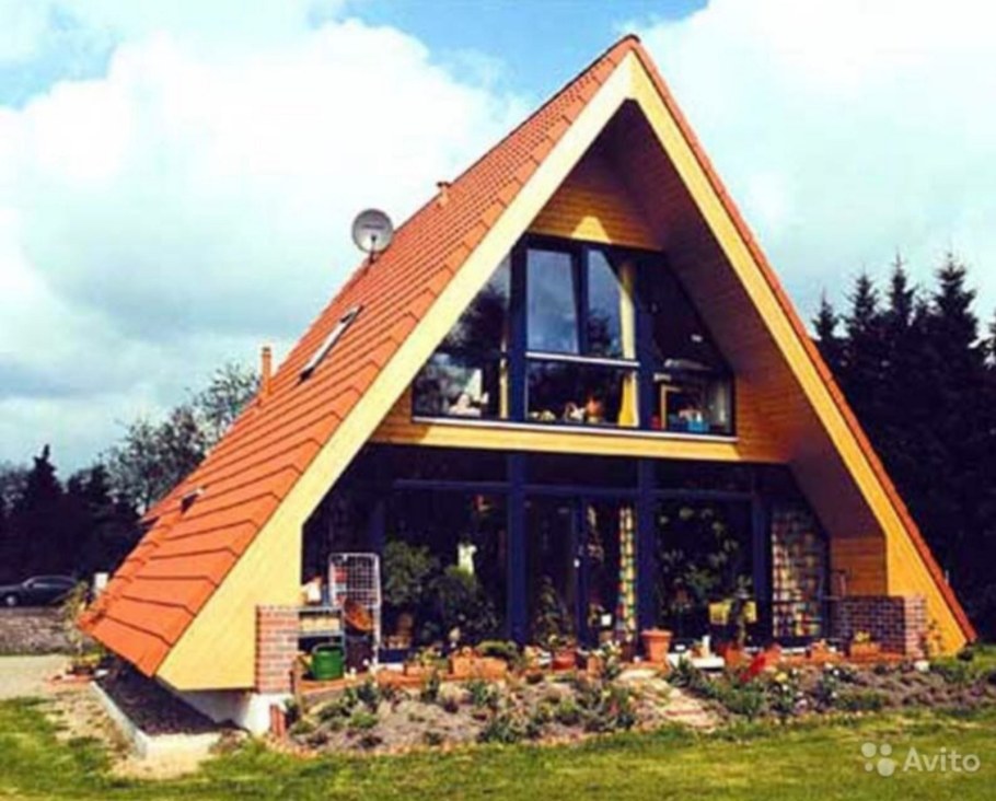 Небольшой деревянный дом с мансардой
