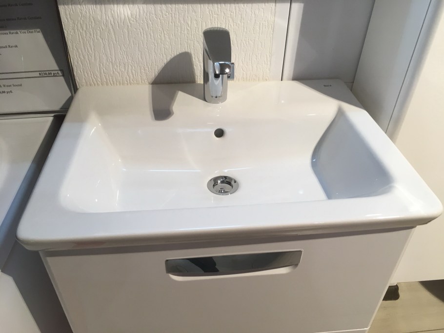 Фаянсовая раковина