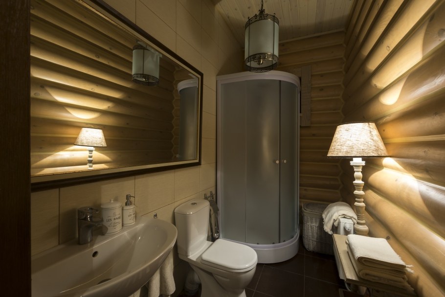 Душевая кабина в деревянном доме